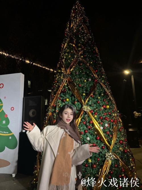 掘金球迷穿圣诞毛衣庆祝 节日气氛十足球场显温馨